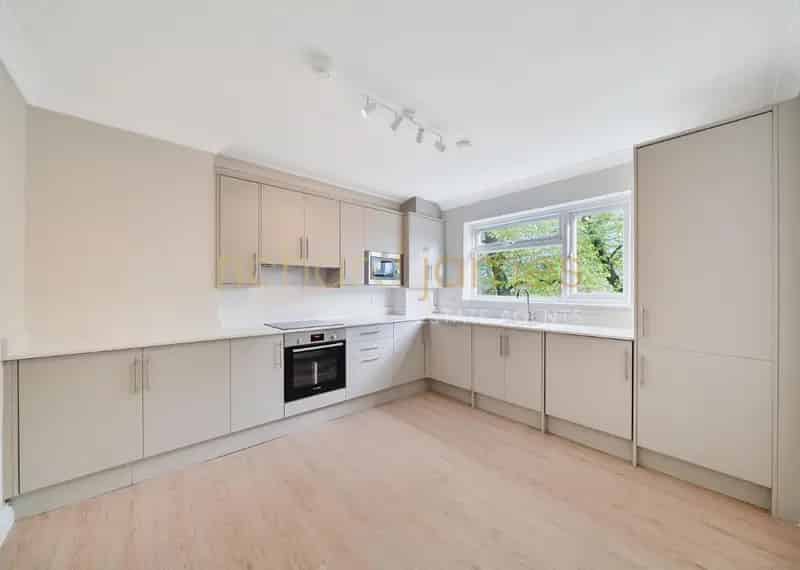 3 Bed Flat for Sale - Refurbished High Standard