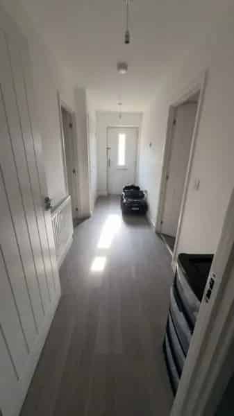 One Bedroom Ground Floor Flat Near Shops and Train Station