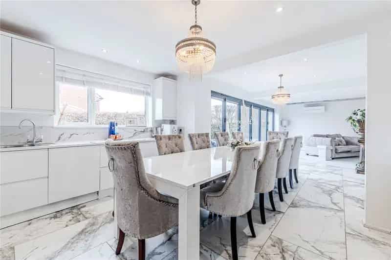4 Double Bedroom Family Home Cookridge Over 2400 sq ft