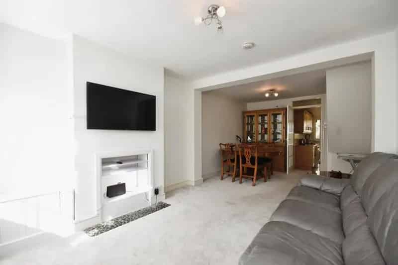 2 Bedroom Character Cottage Near Brentwood Station