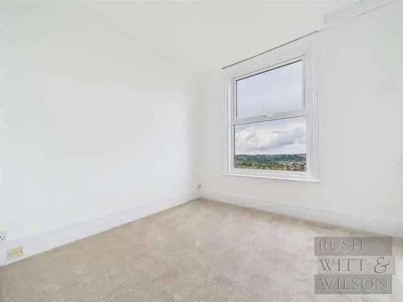 2 Bed Flat for Sale Hastings West Hill Chain Free