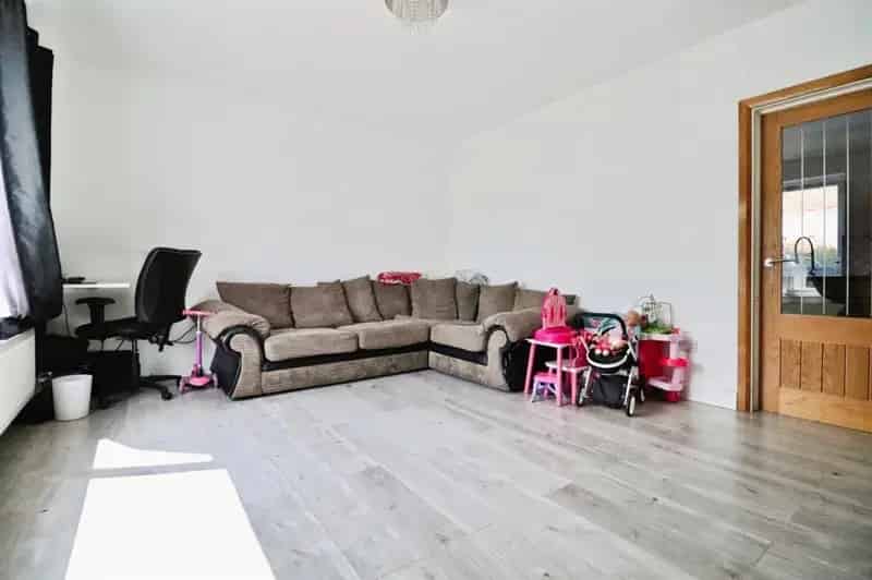 3 Bedroom End Terrace House Near Penarth Marina