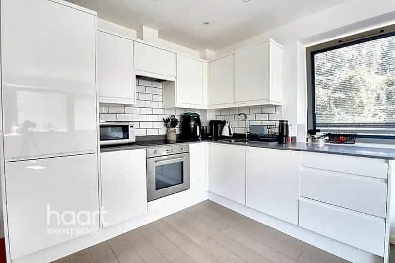 2 Bedroom Flat near Brentwood Station for Sale