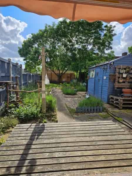 2 Bed House with Large Garden Near District Line
