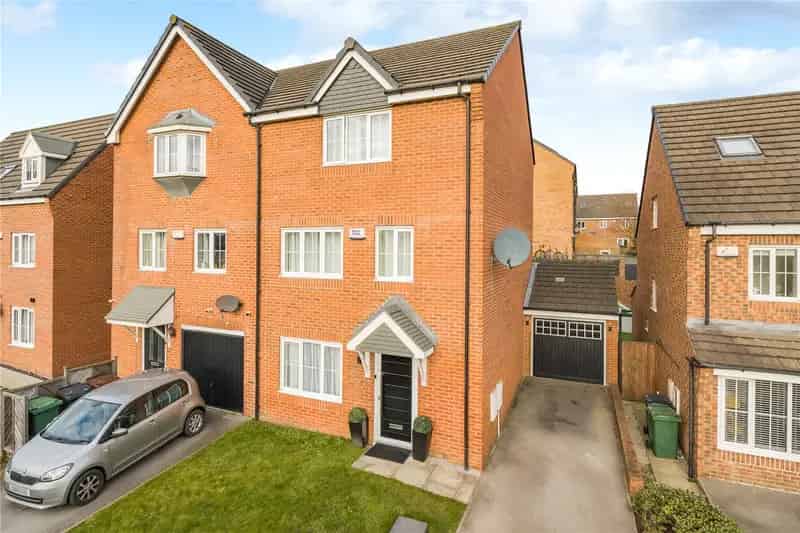 Spacious 4/5 Bedroom Semi-Detached House