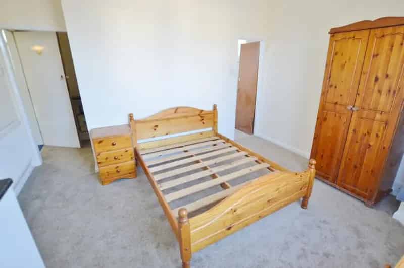 Furnished Studio Flat near Town Centre and Beaches