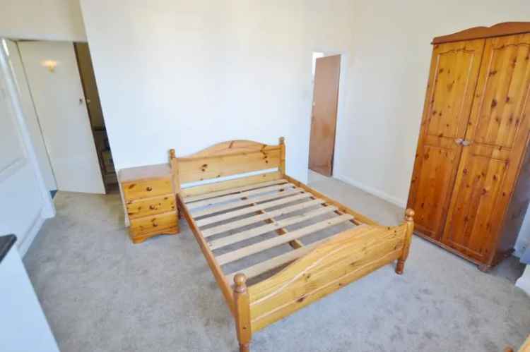 Furnished Studio Flat near Town Centre and Beaches