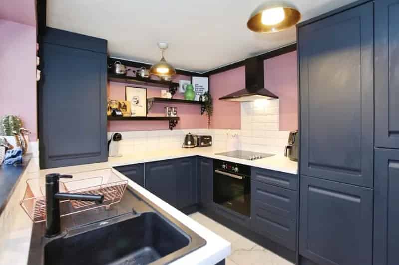 2 Bedroom Terraced House Near Transport Links and Amenities