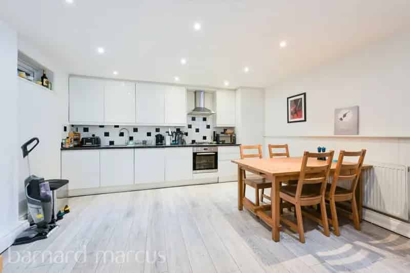 Spacious Ground Floor Maisonette Near Ashtead Station