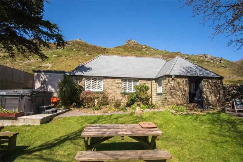 5 Bedroom Detached Cottage with Tea Room - Valley of Rocks