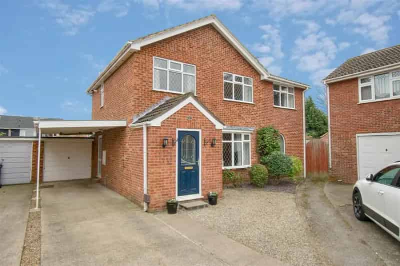 4 Bedroom Detached House For Sale in Wigginton