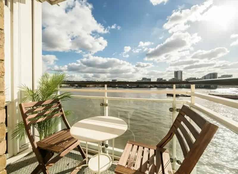 Spacious 2-Bedroom Apartment with Balcony and Parking in Canary Wharf