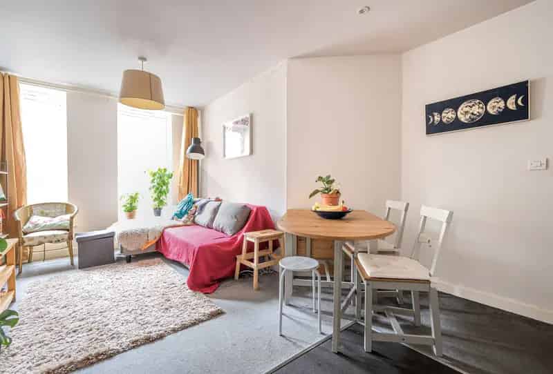 1 Bedroom Apartment for Sale Kingswood Modern Redeveloped Flat