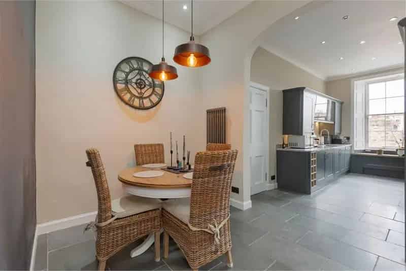 4 Bed Flat - Second Floor with 2 Reception Rooms