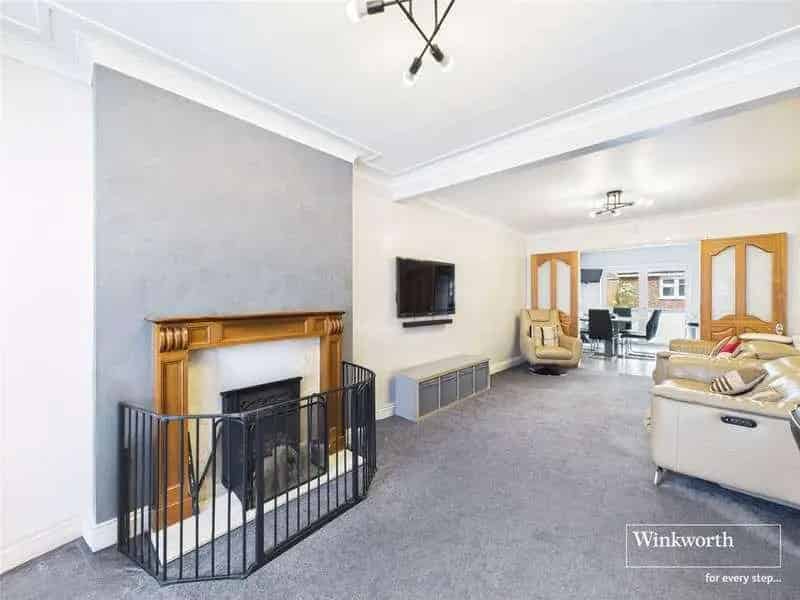 3 Bed Semi-Detached House for Sale in Kingsbury