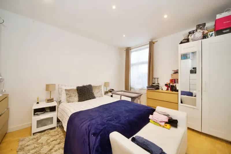 2 Bed Maisonette Leytonstone New Kitchen Bathroom Private Garage
