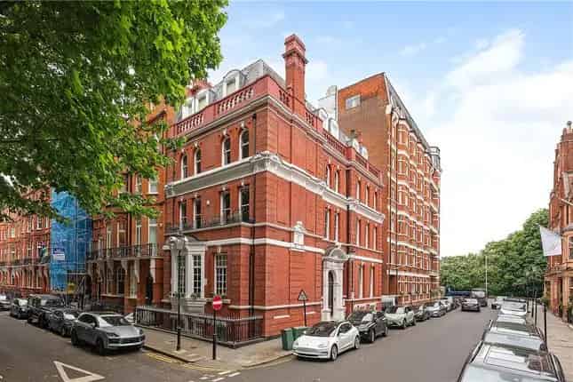 3-Bedroom Apartment Kensington Court London