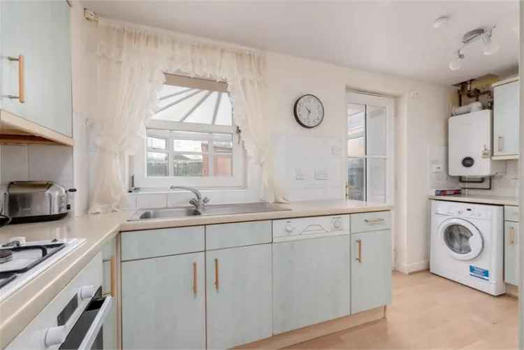 4 Bed House - Semi Detached with 2 Reception Rooms