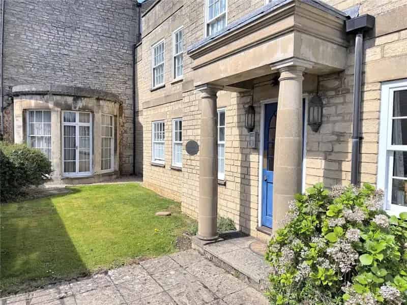 2 Bedroom Apartment For Sale Near Town Centre