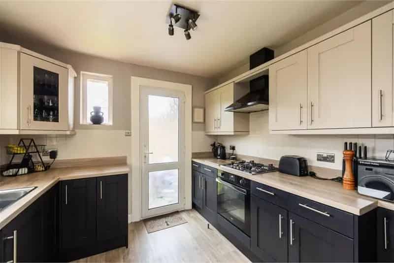 3 Bed Flat Lower Villa Corstorphine Modern Kitchen Private Gardens