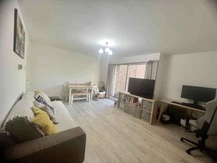 2 Bedroom Apartment Clifton Parking Available June 1st