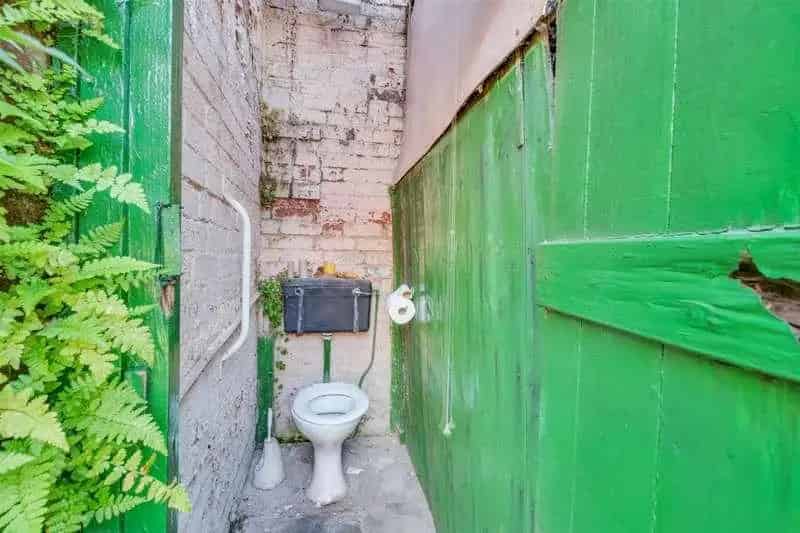 3 Bed House For Sale - Corner Shop Unit With Accommodation