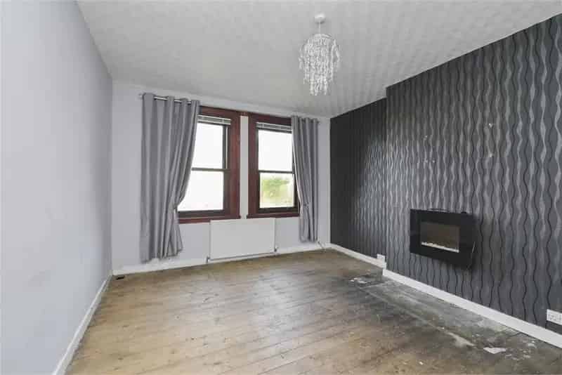3 Bed Flat - Lower with 1 Reception Room
