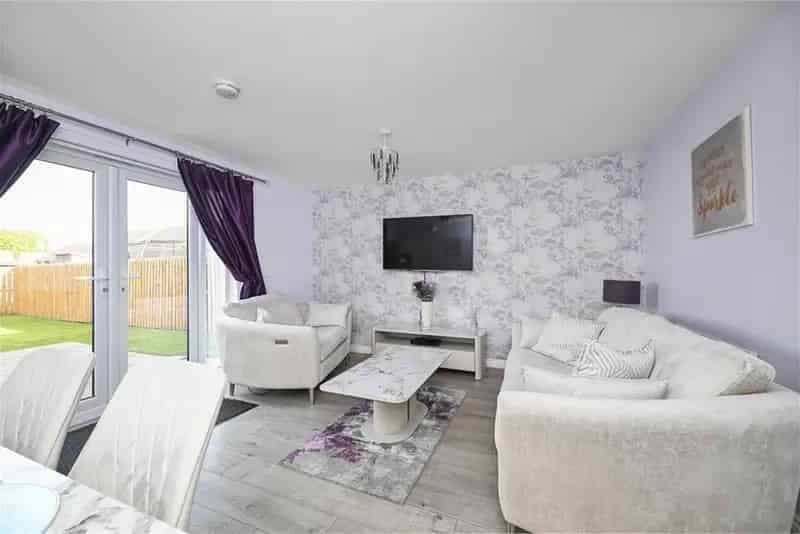 3 Bed Semi-Detached House Modern Family Home