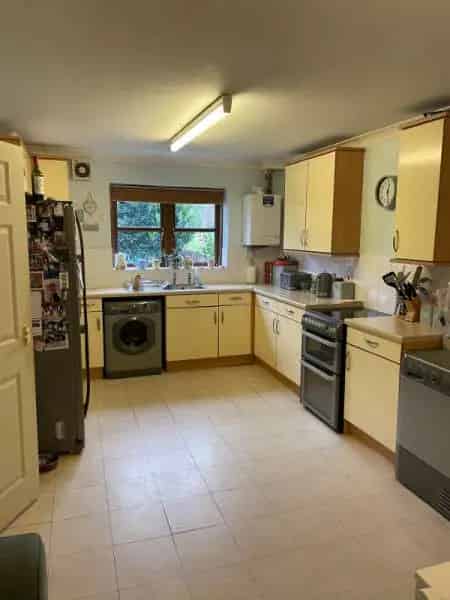 3 Bedroom End Terrace House Near Shops and Station