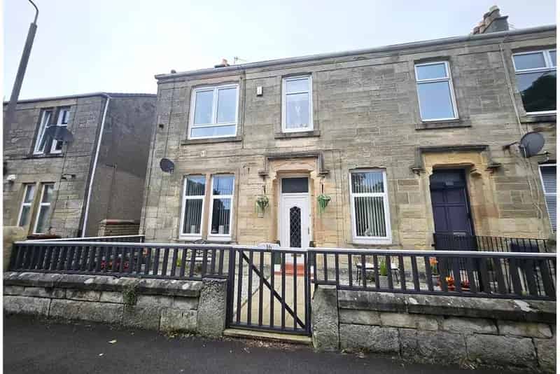 4 Bed Flat Maisonette with 1 Reception Room Near Train Station