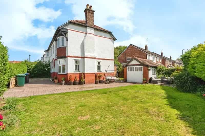Spacious Family Home with Detached Garage on Kings Crescent East