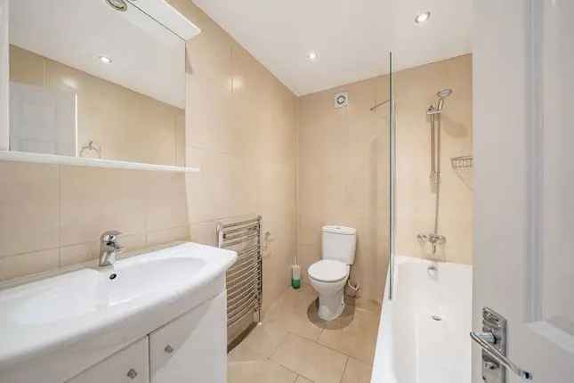 Flat to rent in Camden Road, Holloway, London N7