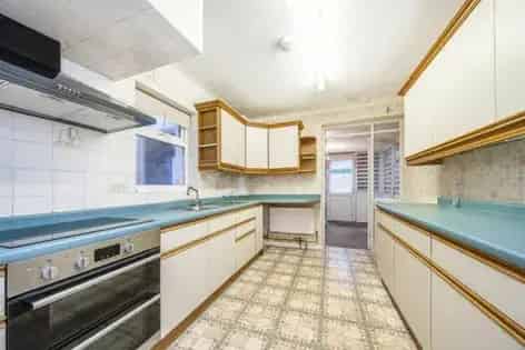 4 Bedroom House in London with Off Street Parking and 3 Bathrooms