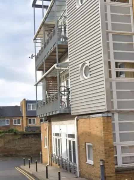 Ground Floor 2-Bed Flat Spacious Front Room Family Home