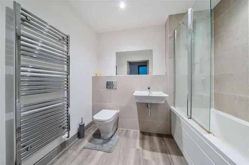 1 Bed Flat for Sale in Central Bristol with Parking