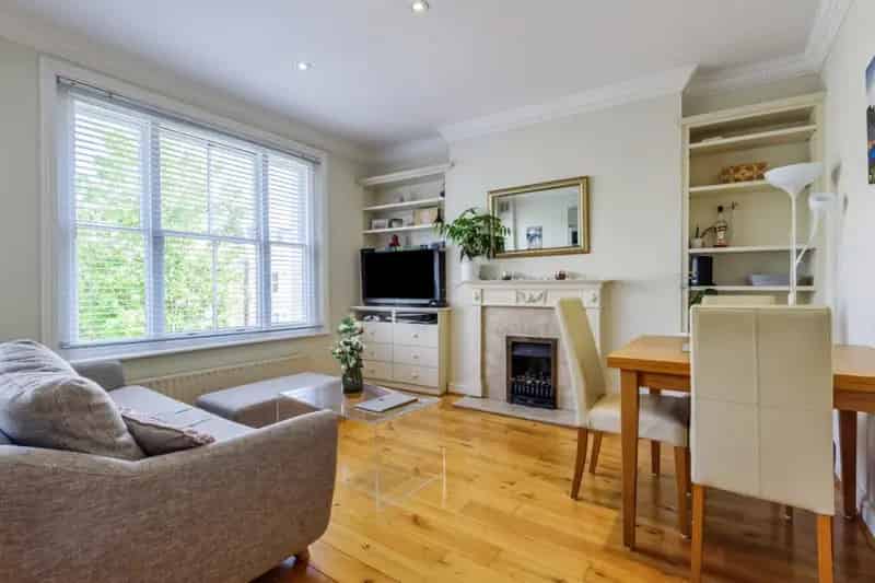 Spacious Earls Court Flat  Two Bedrooms Near Tube
