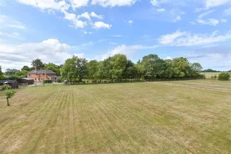 4 Bed House For Sale with Stables and 2.5 Acres