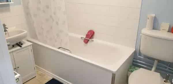 Cosy 2-Bed House Near Amenities and Transport Links