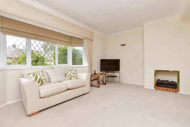 3 Bedroom Semi-Detached House For Sale Near Warren Mead & The Beacon School