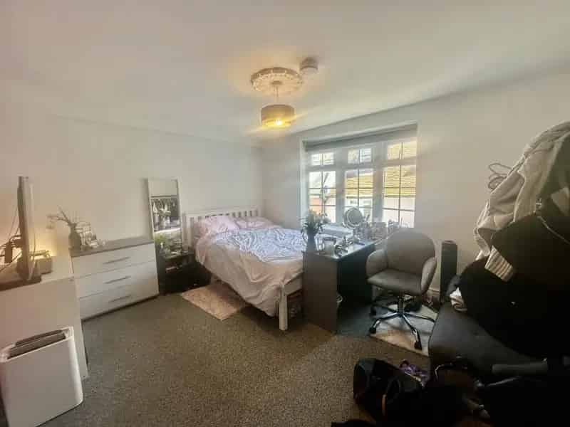 6 Bedroom House Near Royal Sussex County Hospital