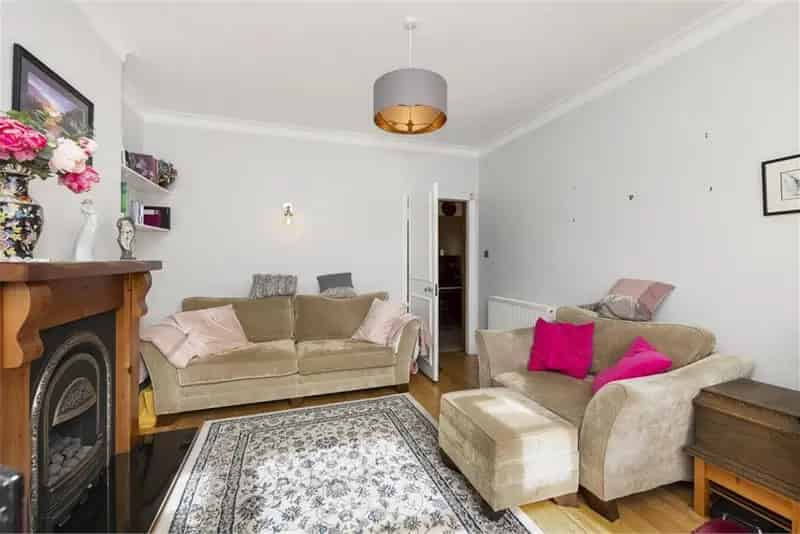 3 Bed Flat Lower Villa with Large Gardens and Conservatory