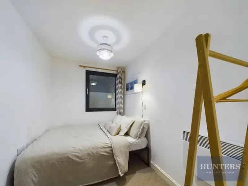 2 Bed Flat for Sale Near Waitrose Town Centre