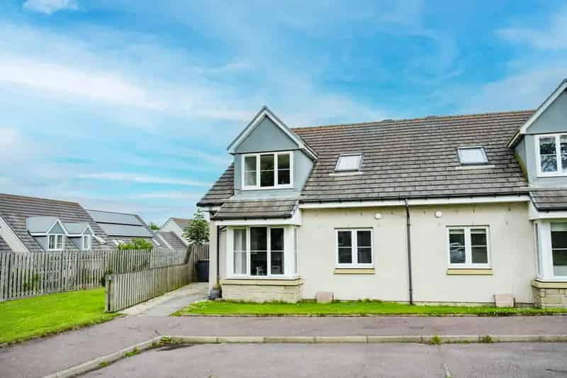Three Bedroom Semi-Detached House in Kingswells