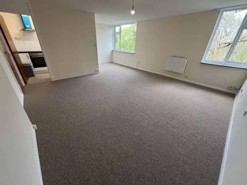 2 Bedroom Flat Recent Upgrades Modern Bathroom New Carpets
