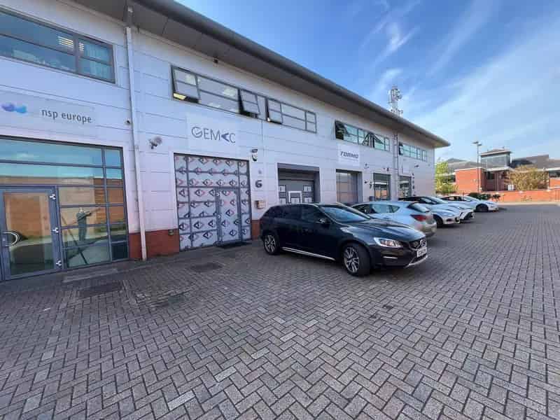 Modern Business Unit For Sale in Borehamwood