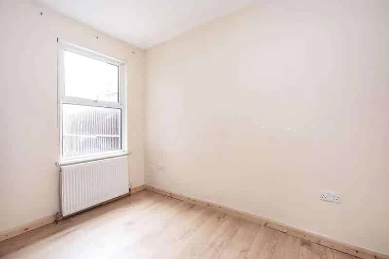 1 Bed Flat for Sale Leytonstone - Renovated Ground Floor Apartment