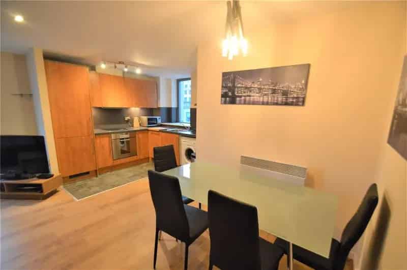 2 Bedroom 2 Bathroom Flat Centenary Plaza Available Mid June