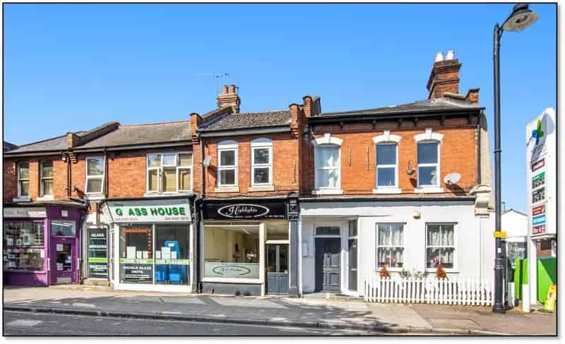 Retail Unit with Flat Main Road Position Excellent Condition