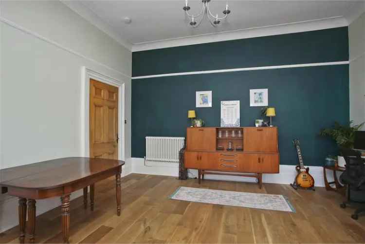 2 Bed Flat - First Floor with 1 Reception Room