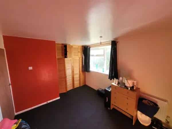 2 Bed 1st Floor Flat Near Newcastle and Stoke
